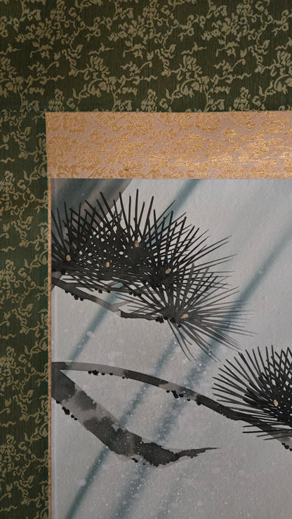 🐟 Kakejiku ancien : carpe remontant la cascade (滝昇り鯉), pin et eaux vives, peinture signée, avec boîte en bois