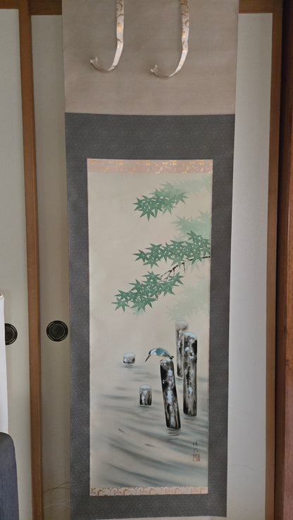 🐦 Kakejiku ancien : martin-pêcheur guettant un poisson sur un pieu, érable vert et eaux calmes, peinture signée