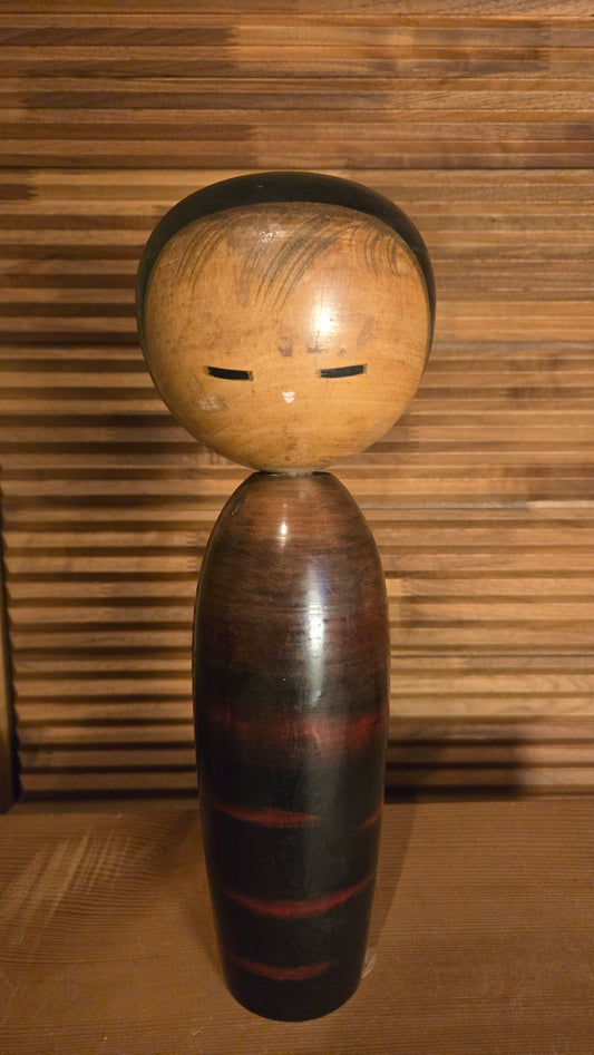 🎎 Grande kokeshi sōsaku vintage – Corps laqué sombre à bandes rouges, signée sous la base 🎎