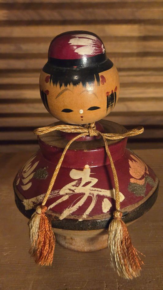🎎 Kokeshi sōsaku vintage « Kotobuki » – Chapeau rouge bordeaux, corps en cloche et cordon à pompons 🎎
