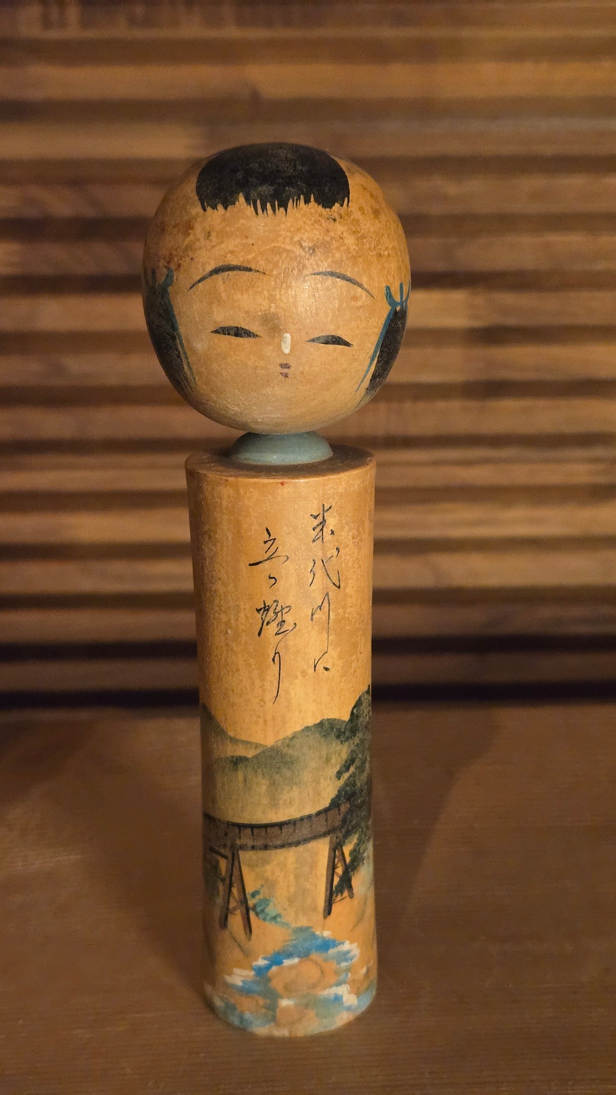 🌉 Kokeshi vintage « Pont sur la rivière » – Paysage peint à la main, inscription calligraphiée 🌉