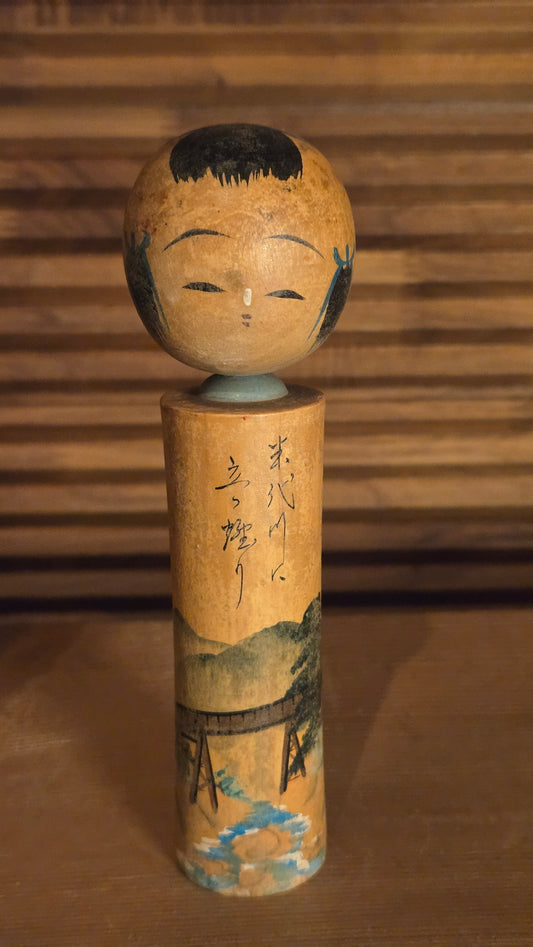 🌉 Kokeshi vintage « Pont sur la rivière » – Paysage peint à la main, inscription calligraphiée 🌉