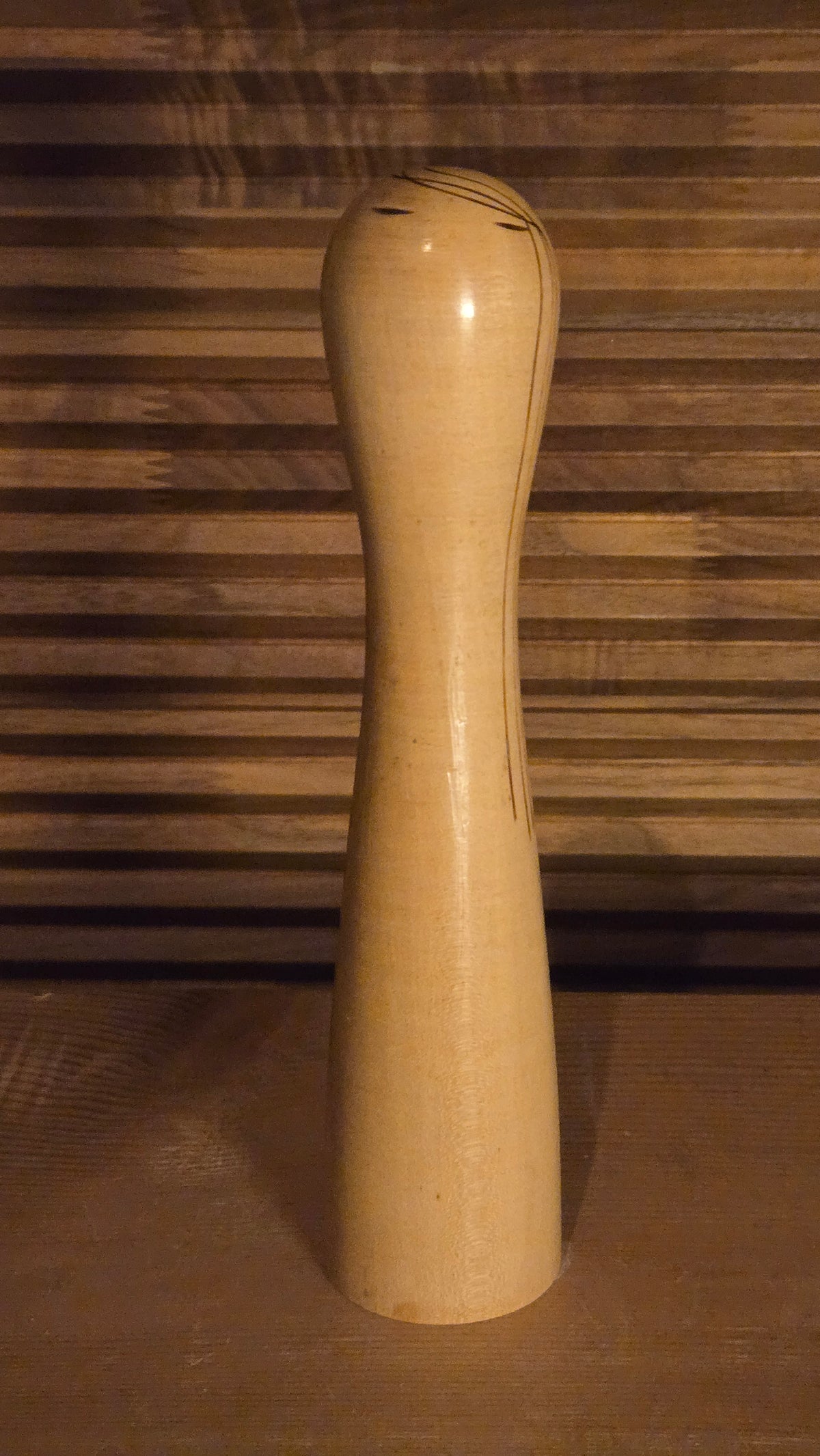 🌿 Kokeshi sōsaku minimaliste en bois clair – Chevelure d’encre, regard paisible 🌿
