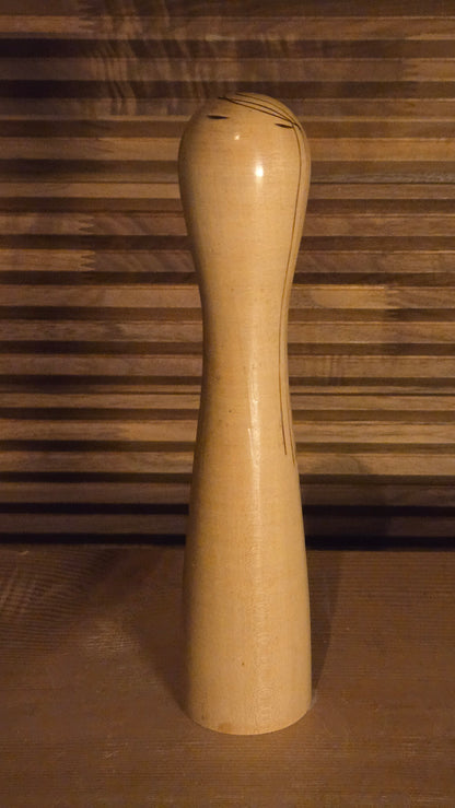 🌿 Kokeshi sōsaku minimaliste en bois clair – Chevelure d’encre, regard paisible 🌿