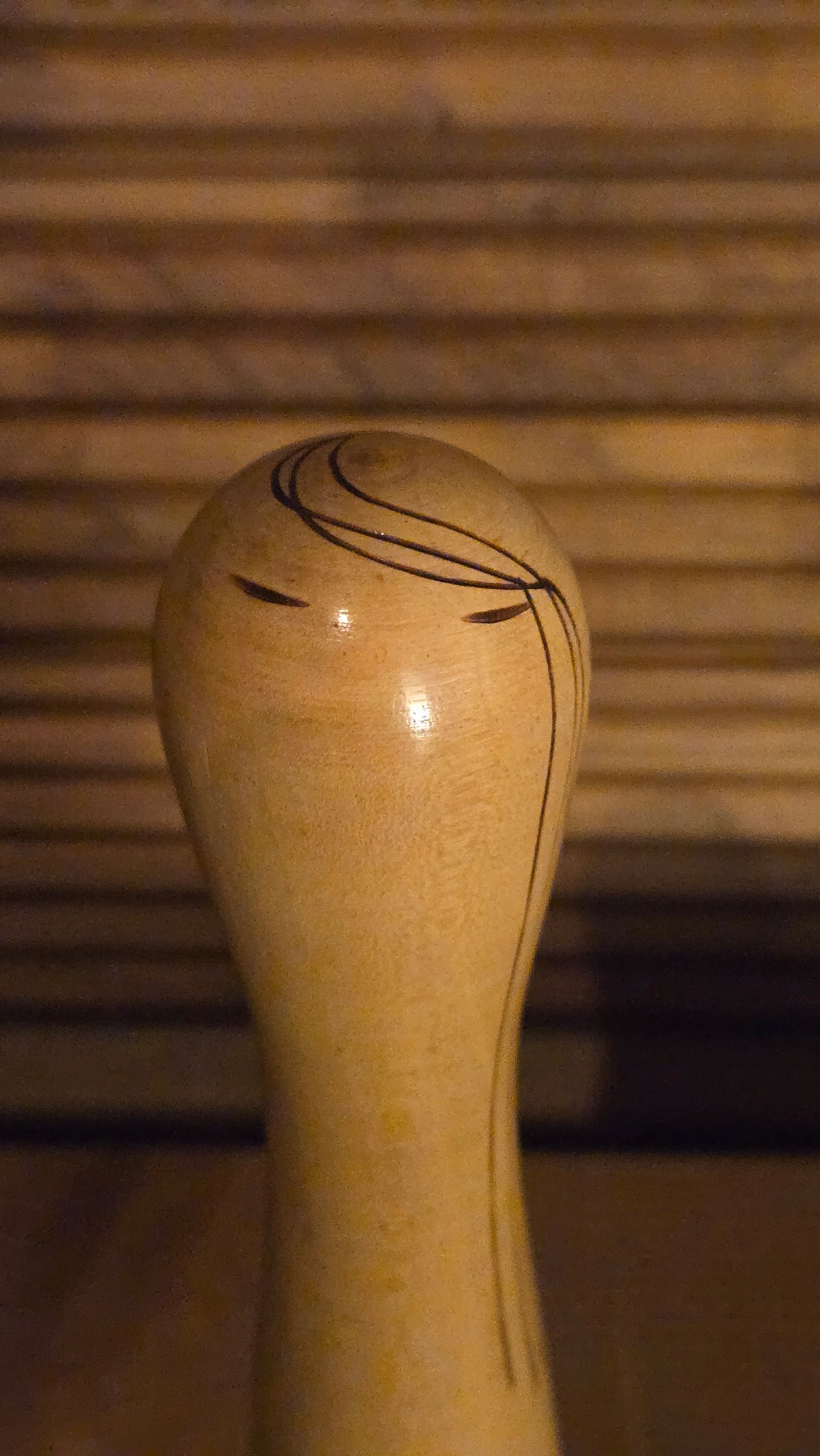 🌿 Kokeshi sōsaku minimaliste en bois clair – Chevelure d’encre, regard paisible 🌿