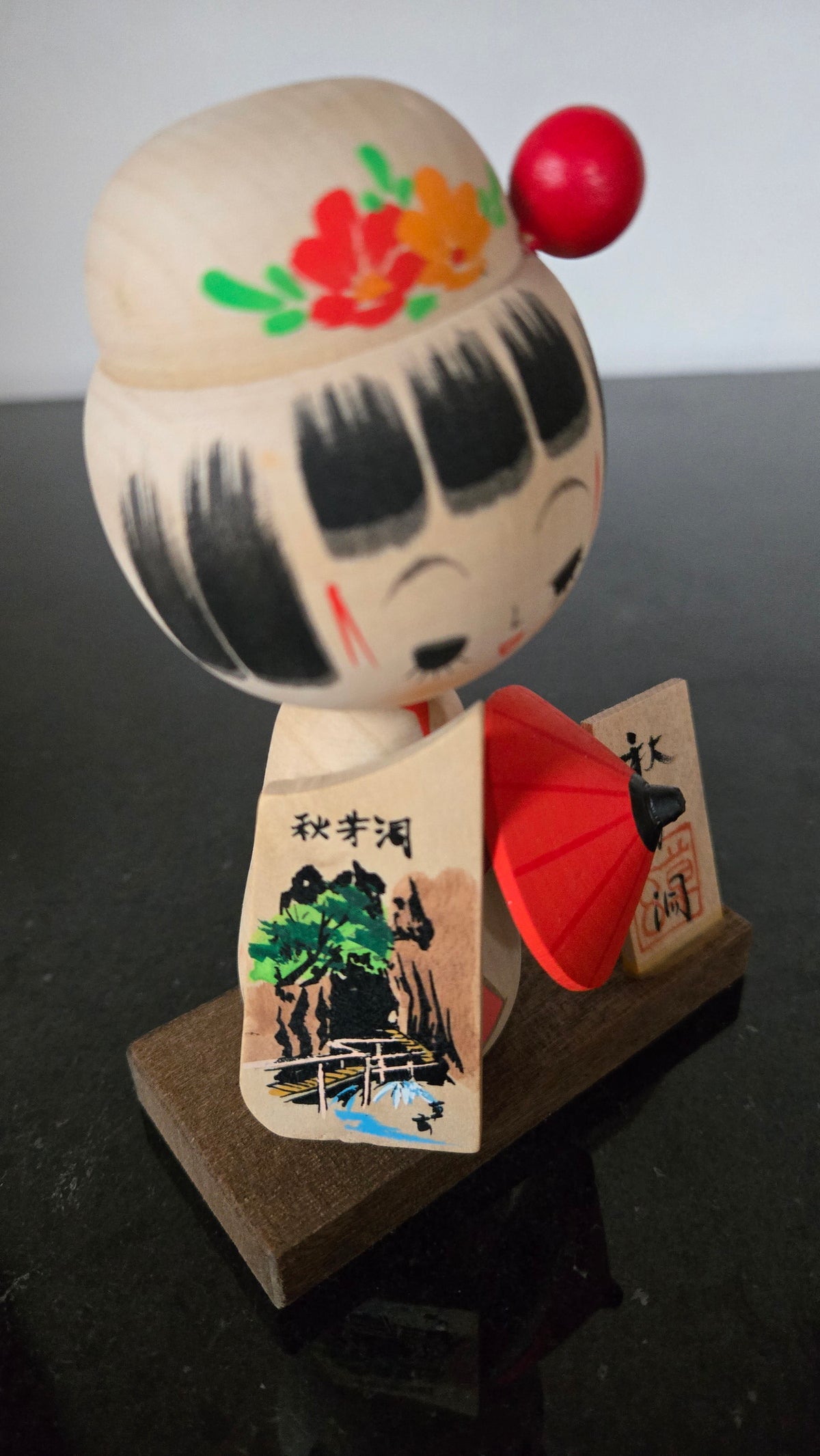 🎎 Kokeshi souvenir vintage de la grotte d’Akiyoshi-dō, jeune fille à l’ombrelle rouge sur socle
