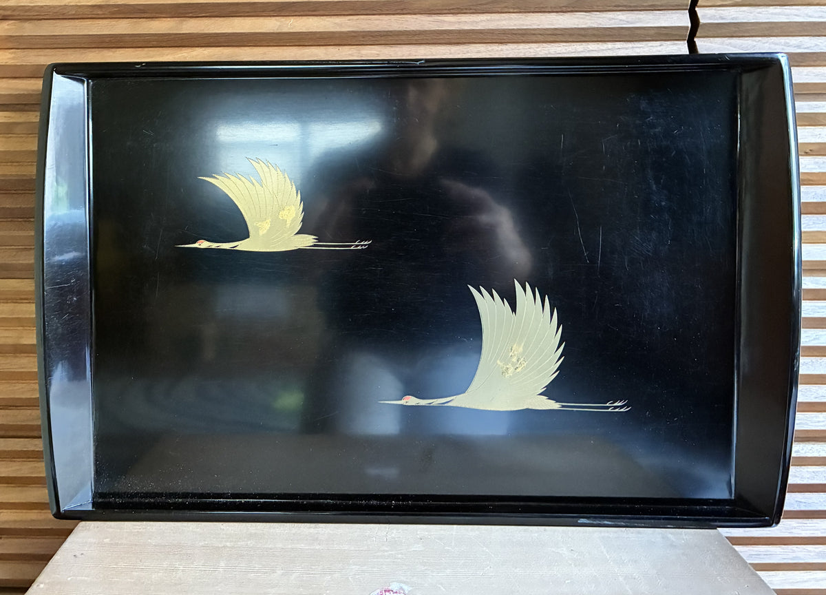🍽️ Plateau rectangulaire laqué noir – Décor de deux grues en vol, rehauts dorés