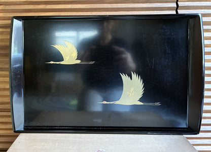 🍽️ Plateau rectangulaire laqué noir – Décor de deux grues en vol, rehauts dorés