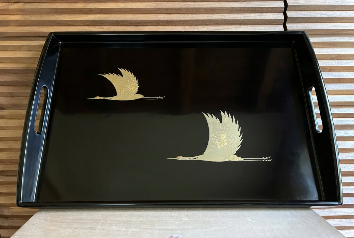 🍽️ Plateau rectangulaire laqué noir – Décor de deux grues en vol, rehauts dorés