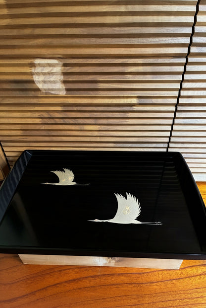 🍽️ Plateau rectangulaire laqué noir – Décor de deux grues en vol, rehauts dorés
