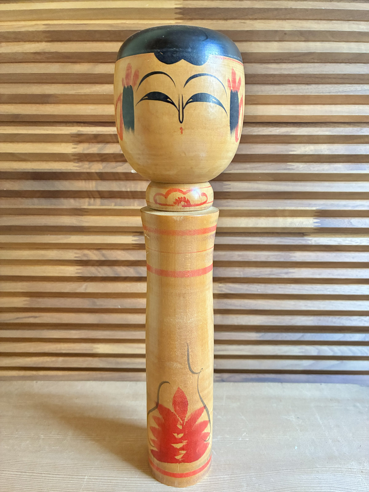 🎎 Kokeshi Naruko signée – Chrysanthème rouge et rayures
