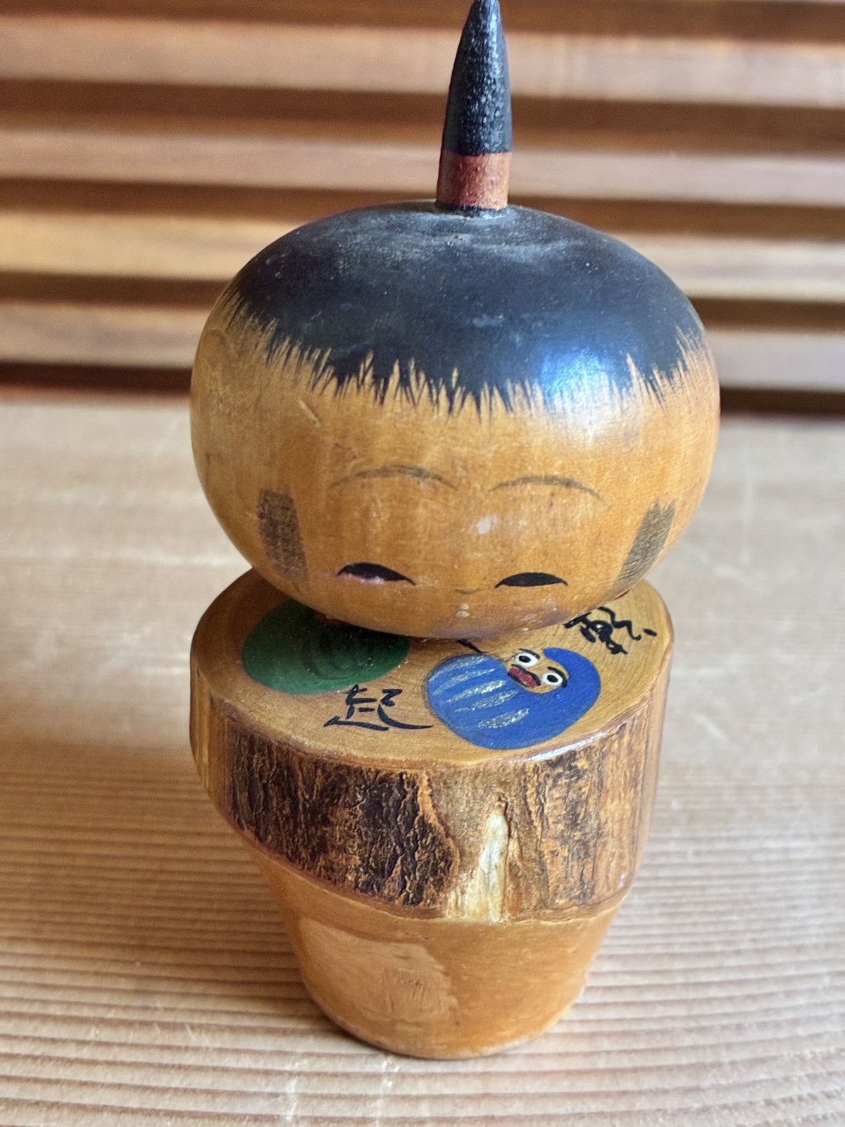 🎎 Kokeshi sosaku en bois à écorce naturelle – Daruma peints
