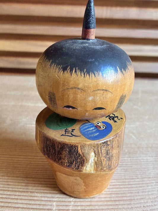 🎎 Kokeshi sosaku en bois à écorce naturelle – Daruma peints