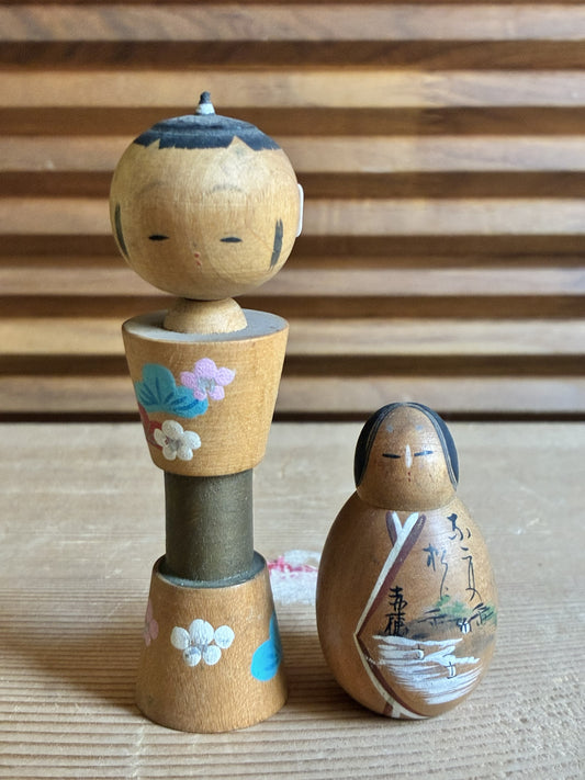 🎎 Duo de kokeshi sosaku miniatures – Fleurs de prunier et paysage de bord de mer