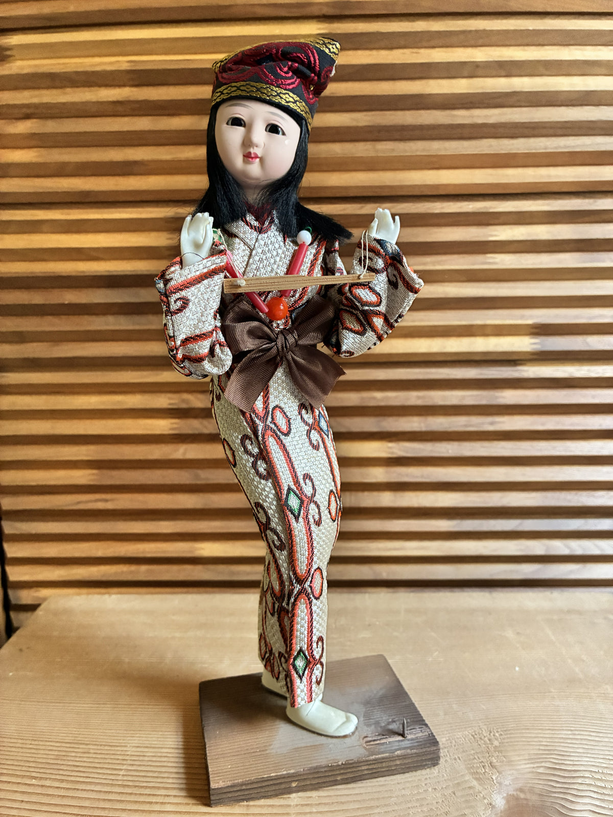 🎎 Poupée japonaise sur socle en bois, costume brodé d’inspiration aïnou – Coiffe et collier de perles