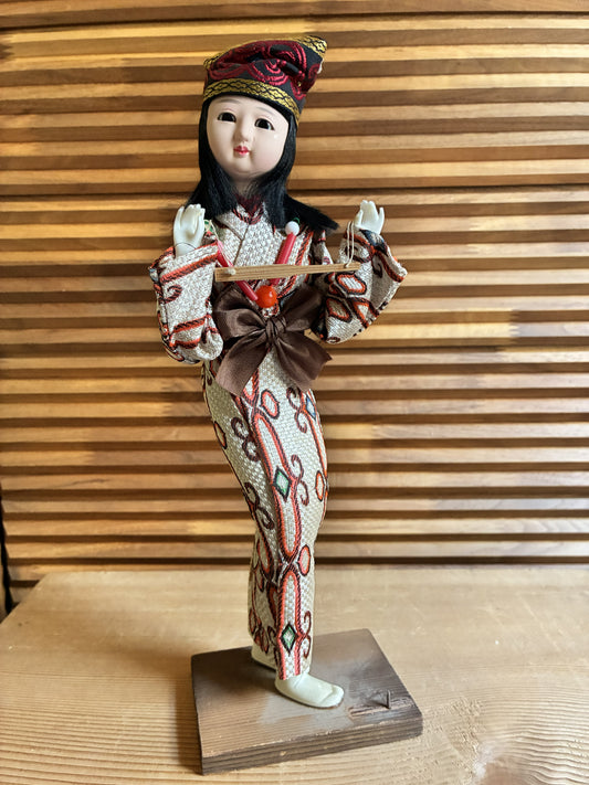 🎎 Poupée japonaise sur socle en bois, costume brodé d’inspiration aïnou – Coiffe et collier de perles
