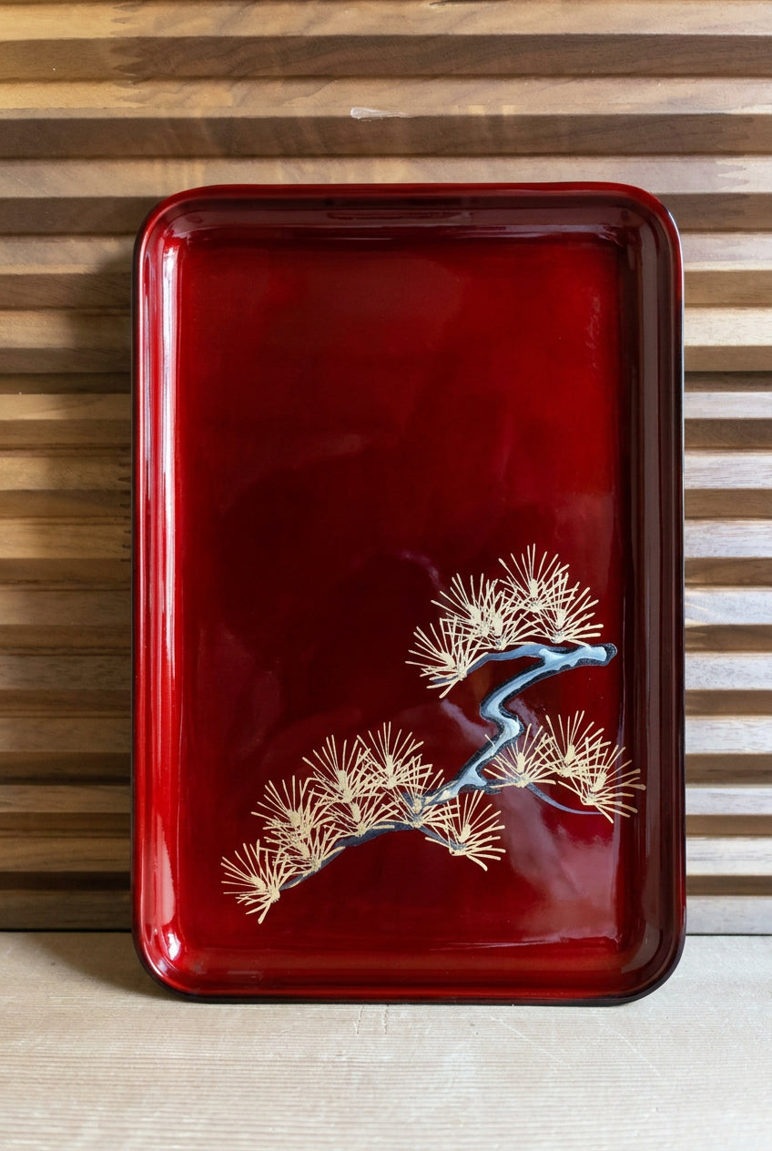 🍽️ Plateau rectangulaire laqué rouge – Branche de pin dorée et argentée, dédicace dorée