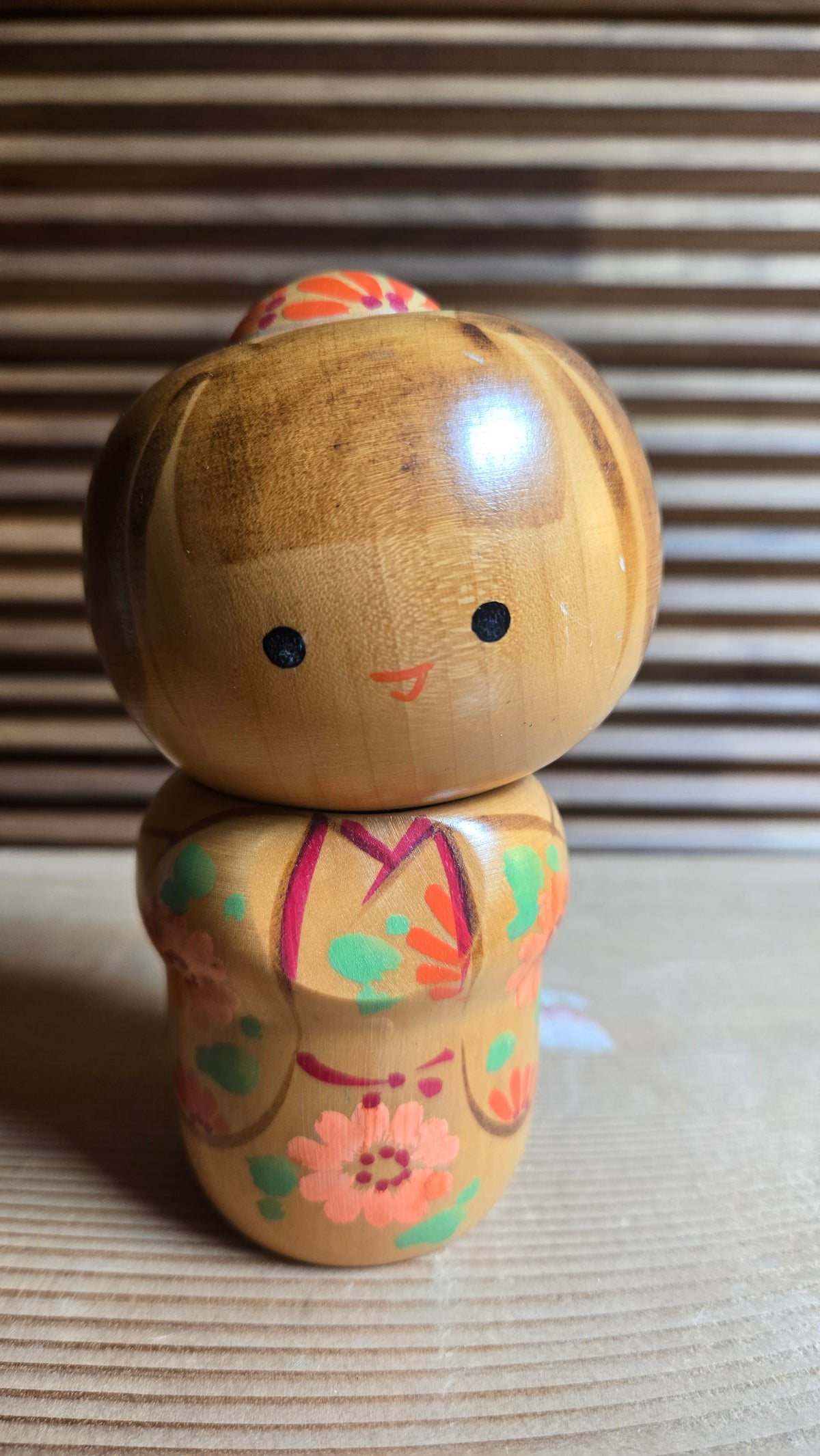 🎎 Kokeshi vintage aux fleurs de cerisier – tête ronde et chignon décoré