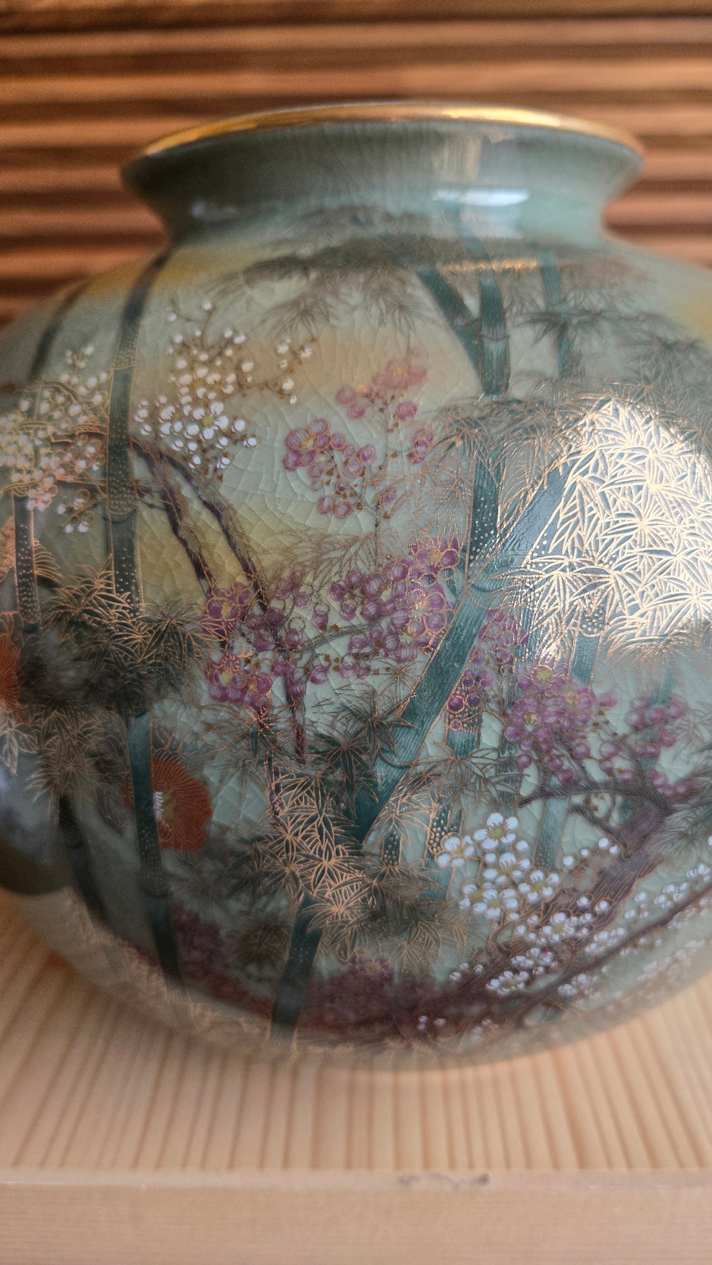 Vase en porcelaine de Kutani (九谷焼) à décor de bambous et pruniers en fleurs