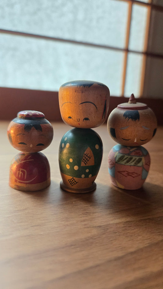 🪆 Trio de kokeshi vintage — 4 cm chacune