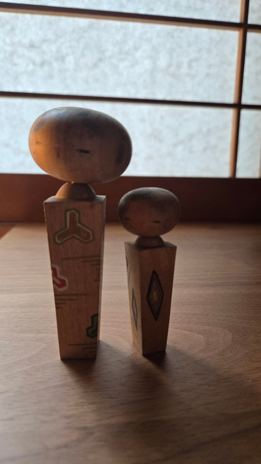 🪆 Duo de kokeshi vintage à corps prismatique — 5 cm et 3 cm