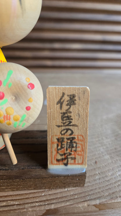 🎎 Kokeshi créative « Izu no Odoriko » (La Danseuse d'Izu) – Sōsaku kokeshi sur socle