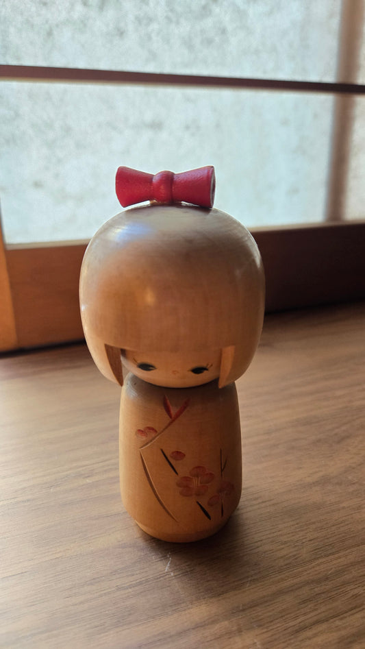 🪆 Kokeshi japonaise vintage — jeune fille au nœud rouge