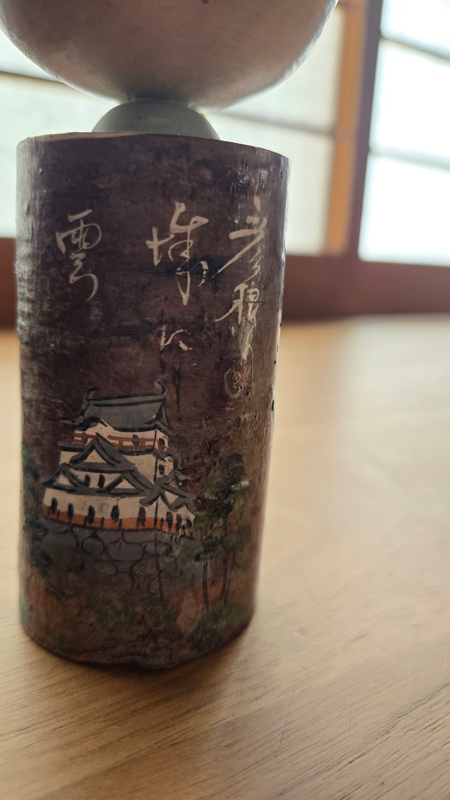Kokeshi poétique du château d'Hikone 🏯❄️ — calligraphie & paysage peint, bois naturel,