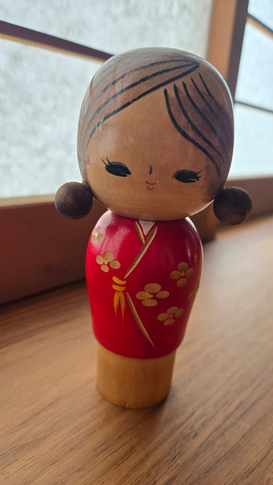 Kokeshi créative au kimono rouge 🌸 — motifs floraux dorés, chignons ronds, bois naturel,