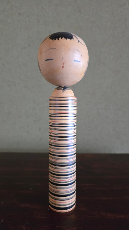 Kokeshi traditionnelle rayures rokuro-sen 🎋 — corps cylindrique ligné