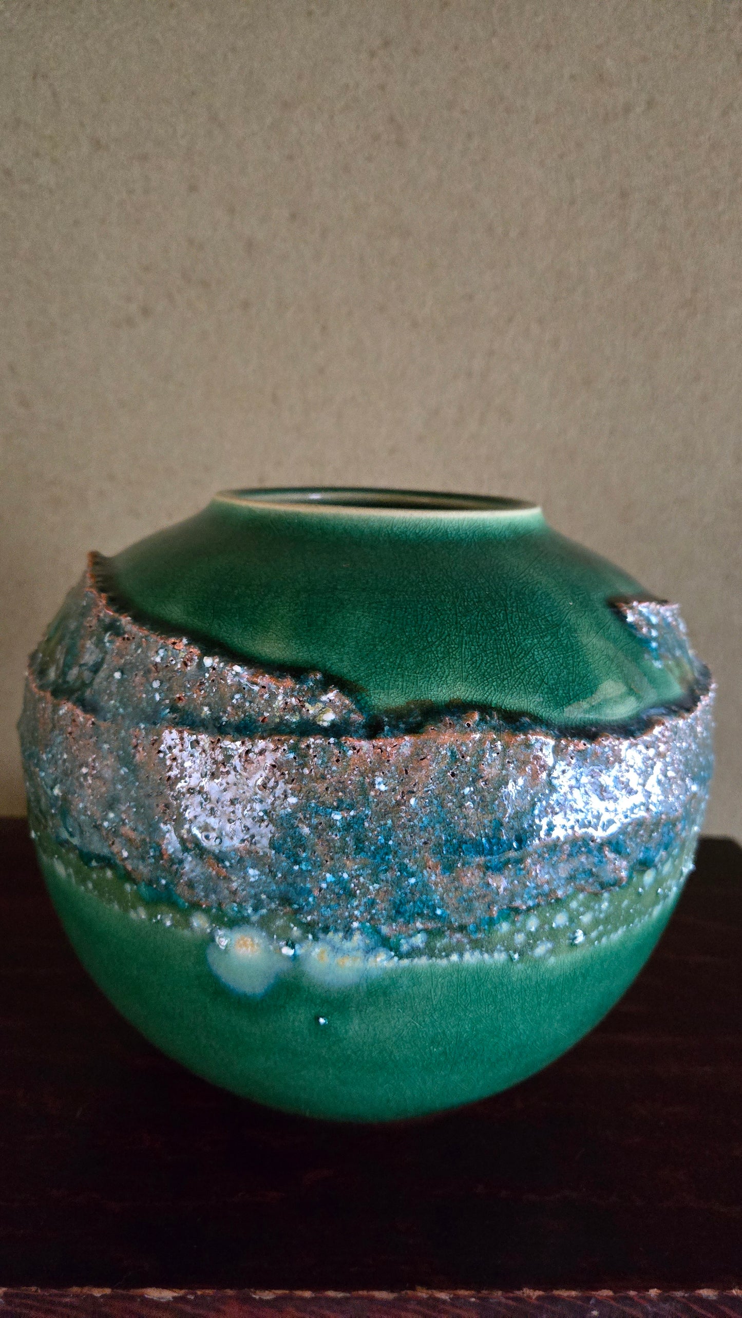 Vase boule Shigaraki-yaki 信楽焼 🌊 — glaçure céladon & relief volcanique, céramique artisanale, Japon