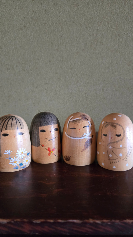 Lot 4 kokeshi boule 四季 — Les Quatre Saisons 🌸🌺🍂❄️ — série complète, style Sosaku, 7 cm