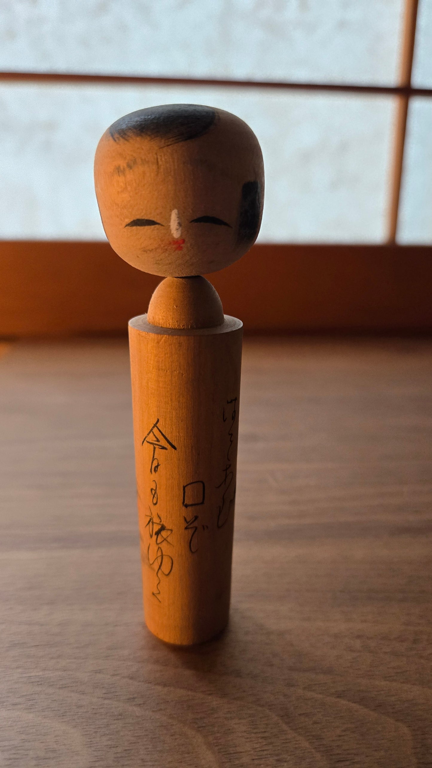 🪆 Kokeshi créative à corps cylindrique — Inscription poétique calligraphiée