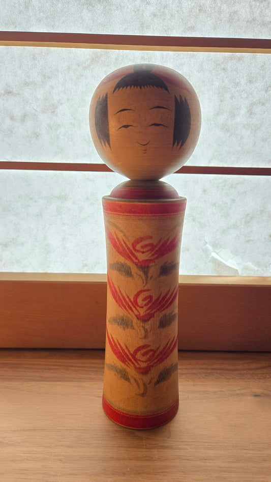 🎎 Kokeshi vintage à tête ronde — motif de vagues stylisées rouge et noir