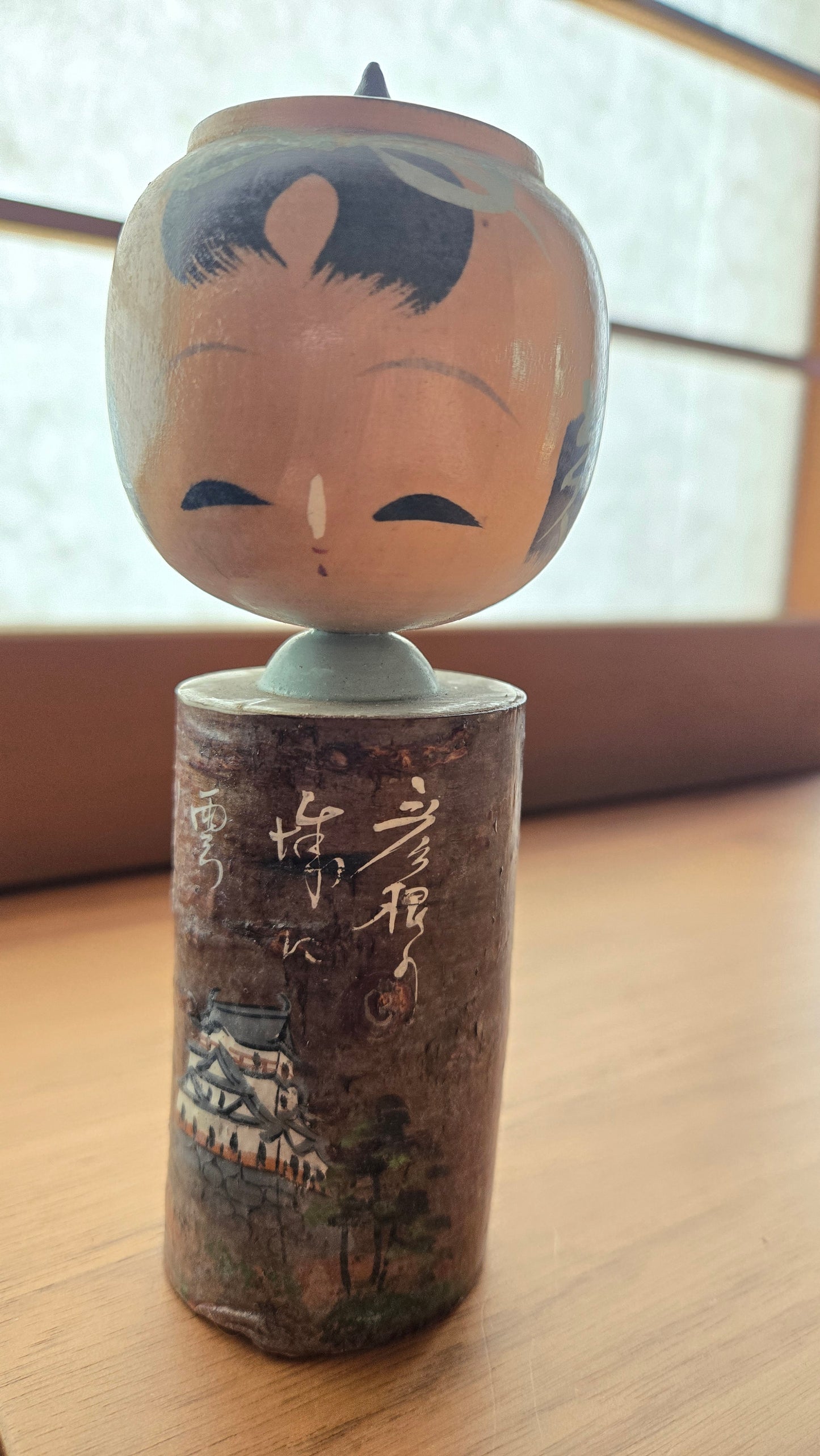 Kokeshi poétique du château d'Hikone 🏯❄️ — calligraphie & paysage peint, bois naturel,