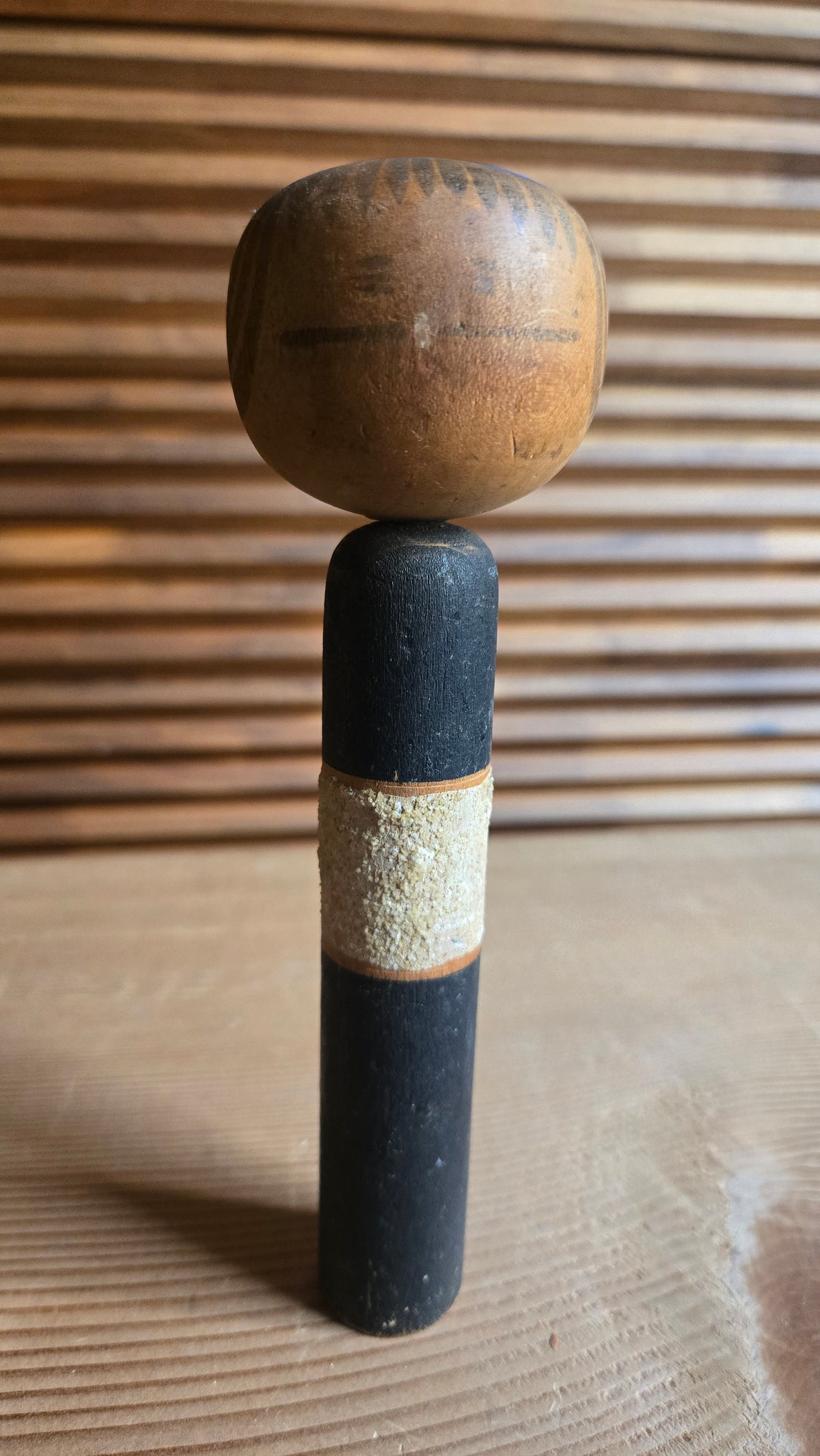 🎎 Kokeshi ancienne au corps noir et à la ceinture sablée – 18 cm