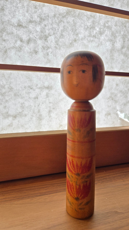 🎎 Kokeshi traditionnelle Naruko (鳴子系) aux motifs floraux rouges — bois tourné peint
