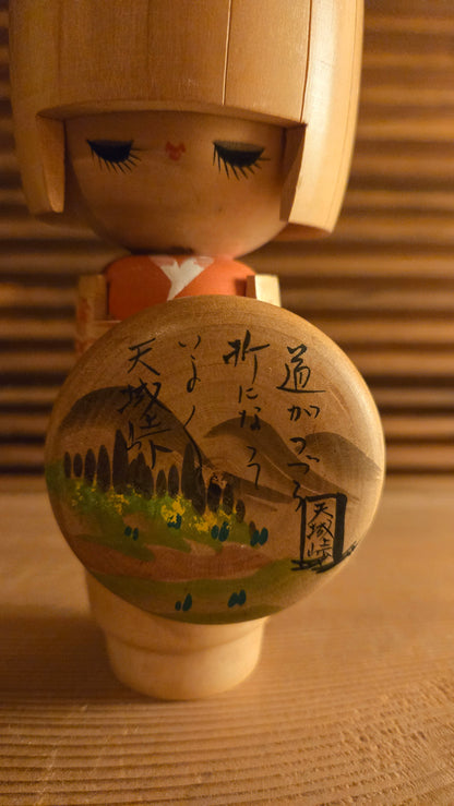 🌲 Kokeshi créative « Col d'Amagi » signée, paysage peint et calligraphie, Shōwa 57 (1982)