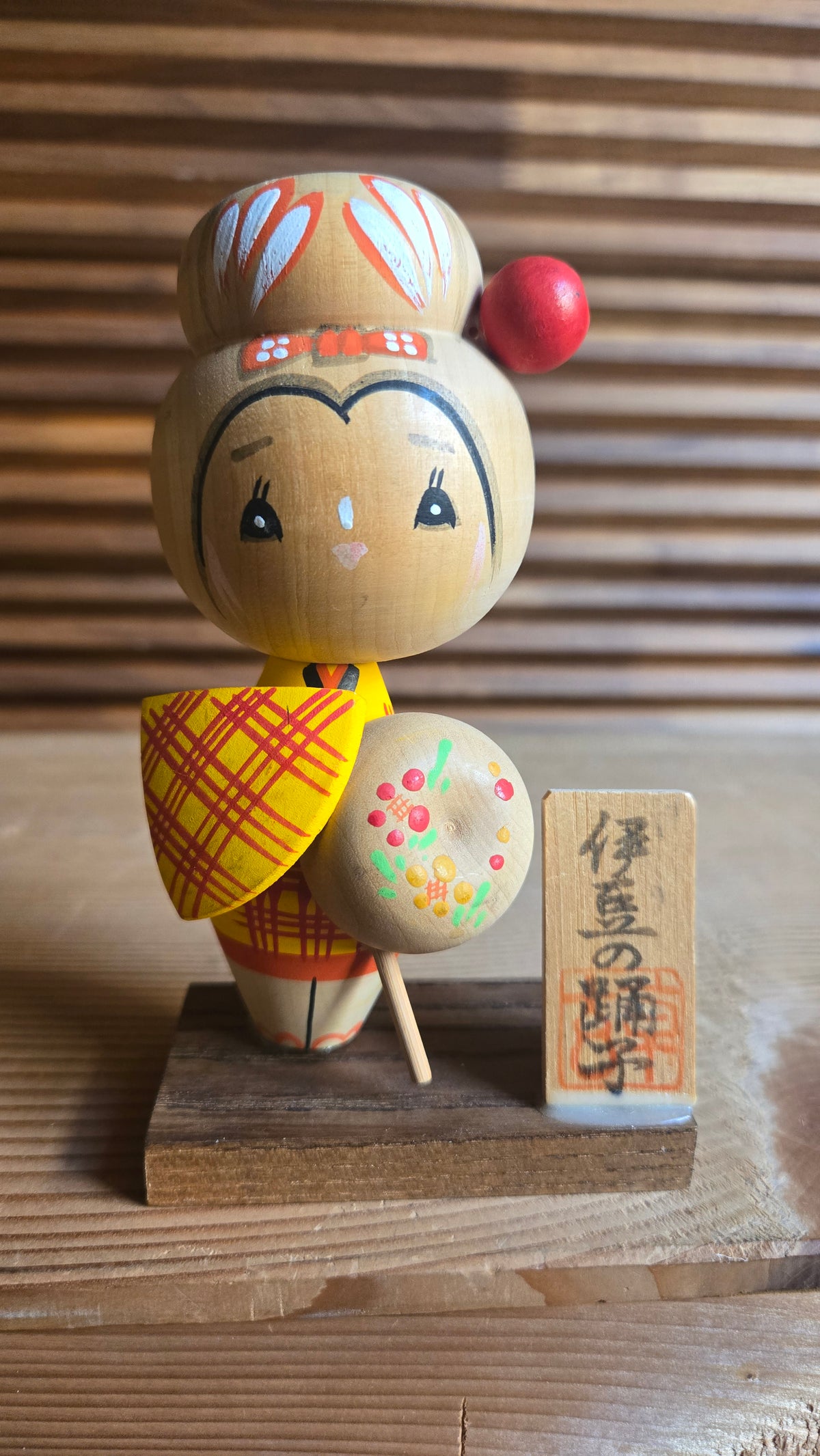 🎎 Kokeshi créative « Izu no Odoriko » (La Danseuse d'Izu) – Sōsaku kokeshi sur socle