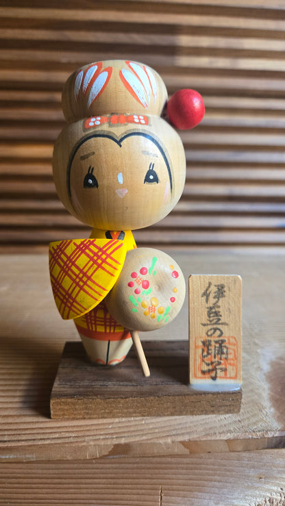 🎎 Kokeshi créative « Izu no Odoriko » (La Danseuse d'Izu) – Sōsaku kokeshi sur socle
