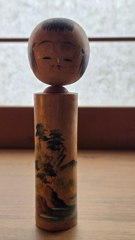 🎎 Kokeshi souvenir peinte du célèbre onsen Yuze (湯瀬温泉), Akita — paysage de pins et poème calligraphié