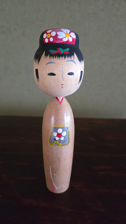 Kokeshi souvenir d'Atami 🌸 — coiffe fleurie rouge et blanc,