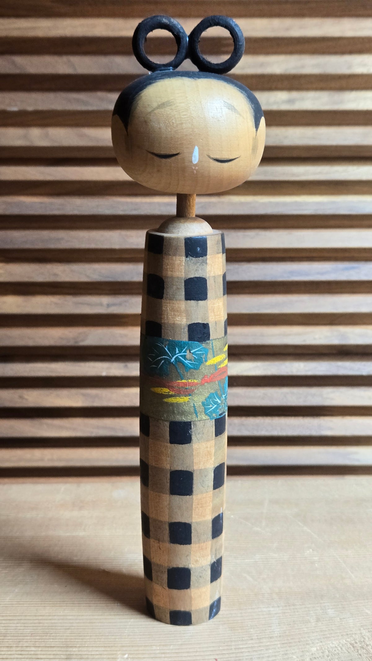 🎎 Kokeshi sōsaku vintage – kimono à carreaux et obi doré aux feuilles bleues