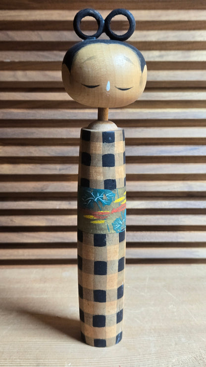 🎎 Kokeshi sōsaku vintage – kimono à carreaux et obi doré aux feuilles bleues