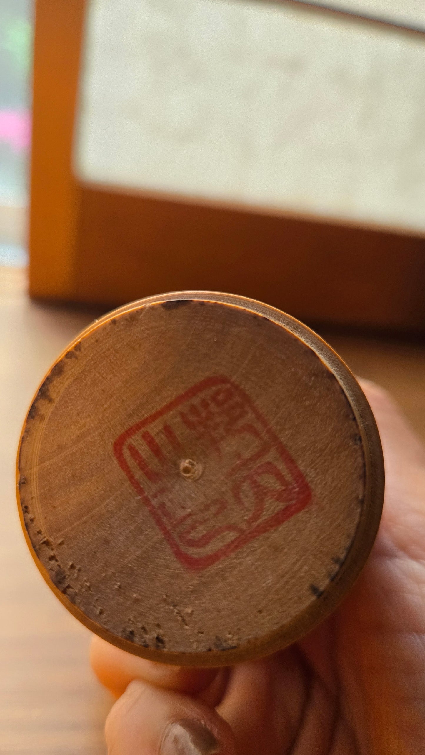 🪆 Kokeshi japonaise vintage — jeune fille au nœud rouge