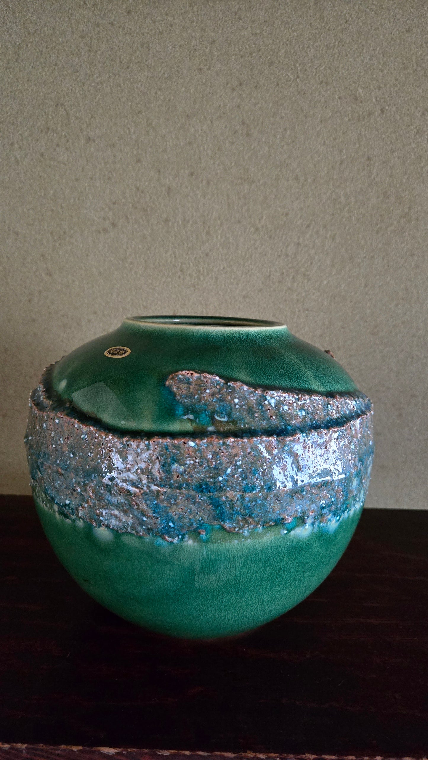Vase boule Shigaraki-yaki 信楽焼 🌊 — glaçure céladon & relief volcanique, céramique artisanale, Japon