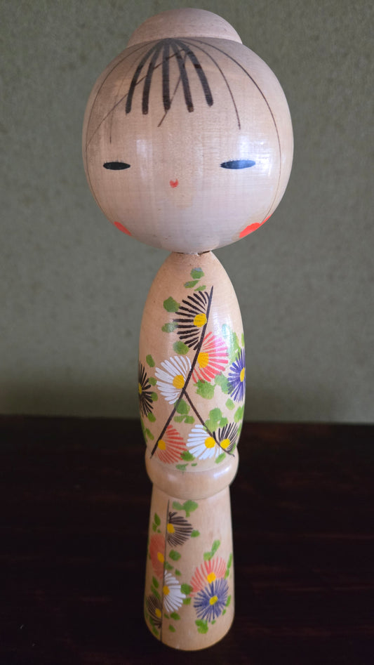 Kokeshi créative style Sosaku 🌼 — chrysanthèmes multicolores en éventail, chignon haut, 24 cm