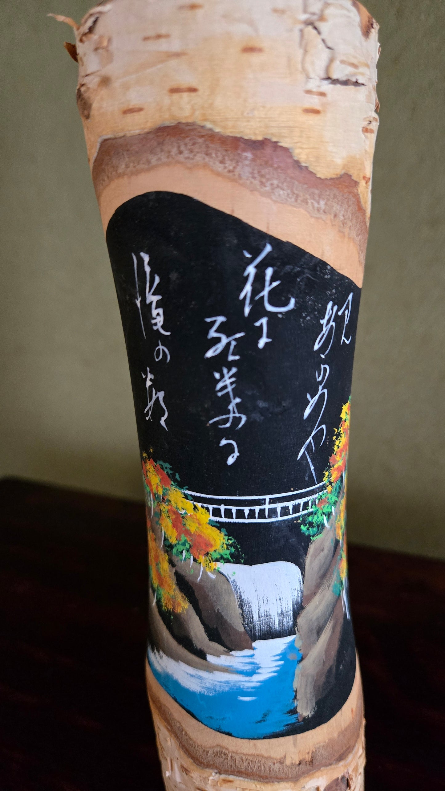 Kokeshi poétique style Iwate 🍂 — paysage de gorges peint sur écorce de bouleau, poème calligraphié