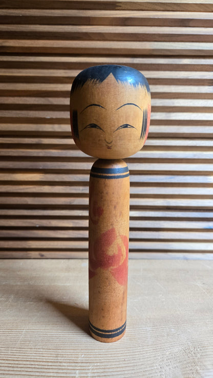🎎 Kokeshi vintage signée – fleur rouge patinée et visage souriant
