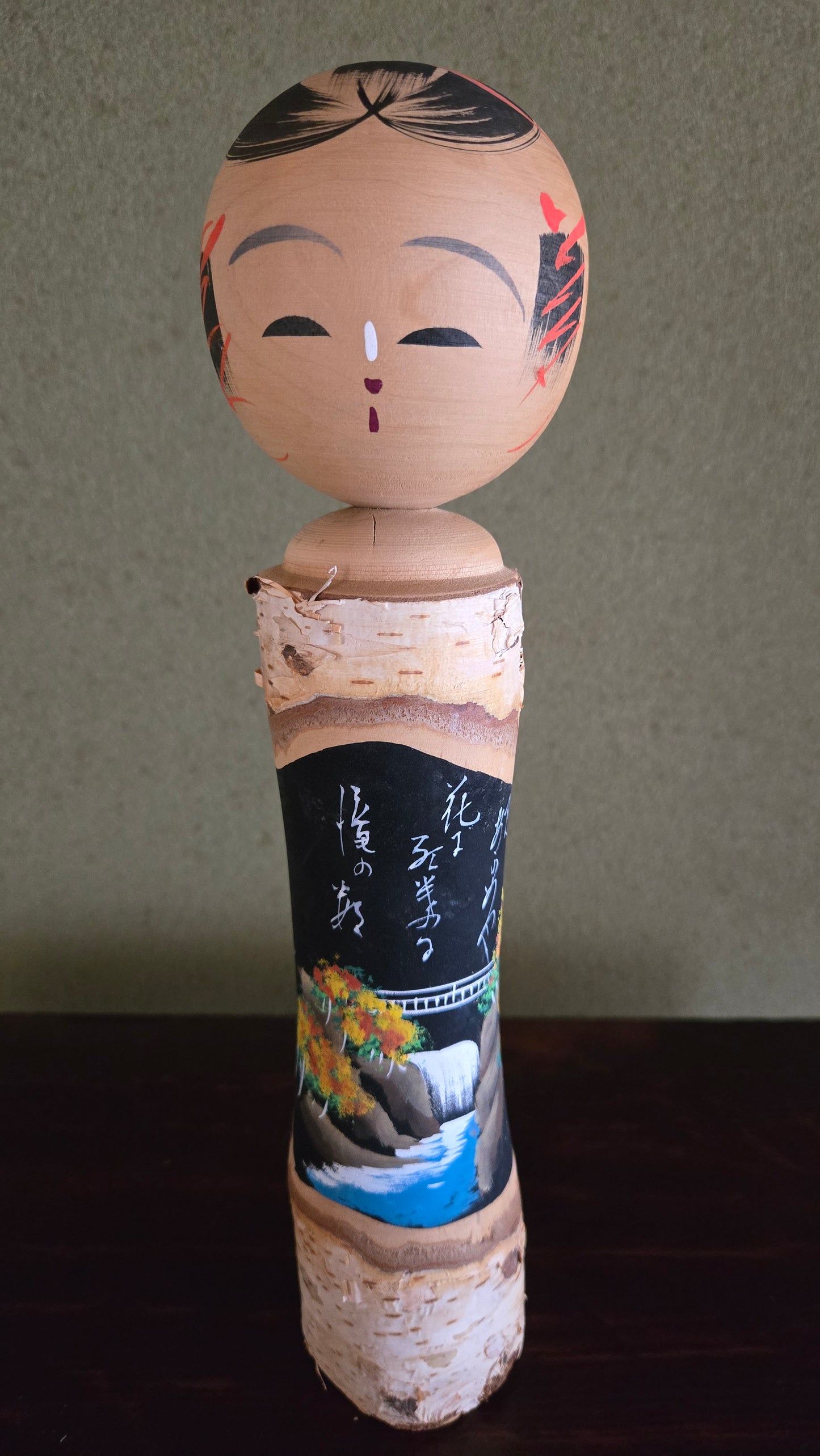 Kokeshi poétique style Iwate 🍂 — paysage de gorges peint sur écorce de bouleau, poème calligraphié
